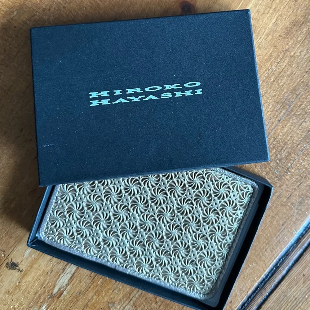 HIROKO HAYASHI GIRASOLE Leather Gold Credit Card Billfold Wallet New in Box